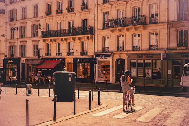 Quels sont les itinéraires incontournables pour explorer Paris à vélo ?
