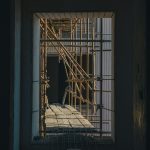 Construction d'une maison container avec échaffaudage