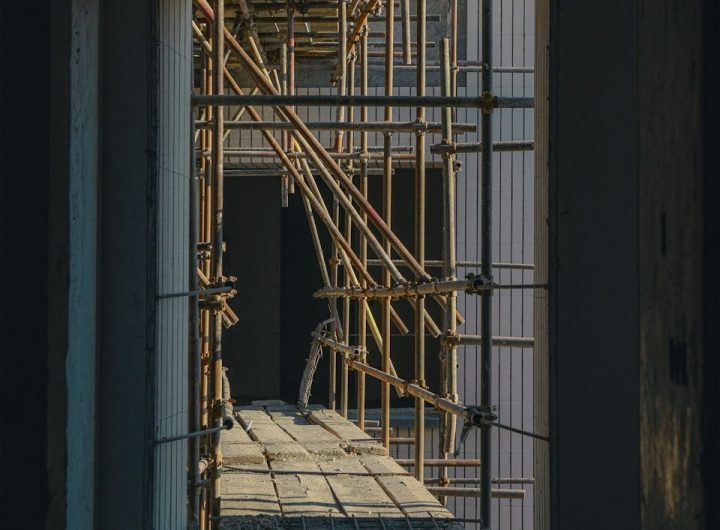 Construction d'une maison container avec échaffaudage