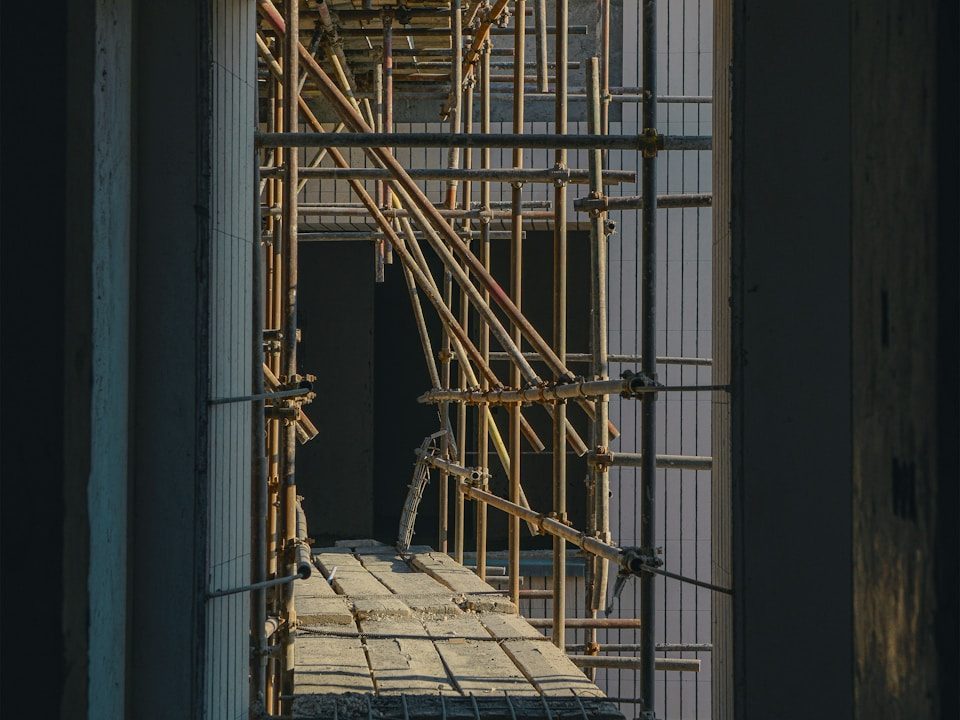 Construction d'une maison container avec échaffaudage