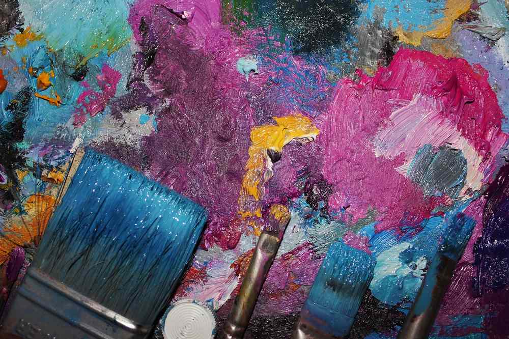 Pinceaux trempés dans de la peinture colorée sur une palette