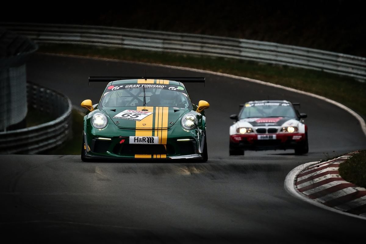 Voiture verte rayée jaune et voiture blanche rouge sur une piste de course Voiture verte rayée jaune et voiture blanche rouge sur une piste de course
