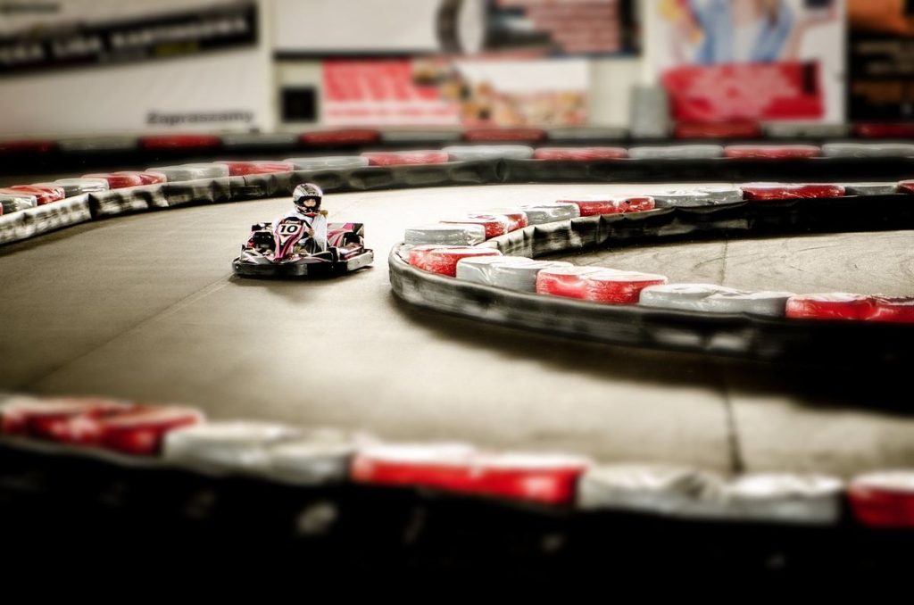Pourquoi un kart loisir ne glisse pas comme dans un jeu vidéo