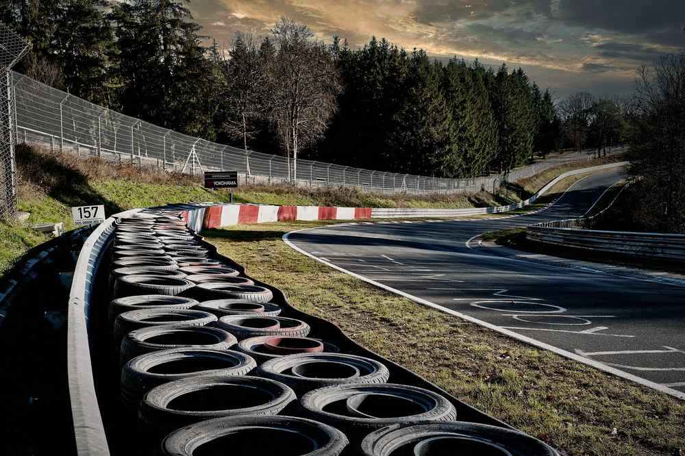 Pneus de voiture de piste alignés dans les stands Pneus de voiture de piste alignés dans les stands