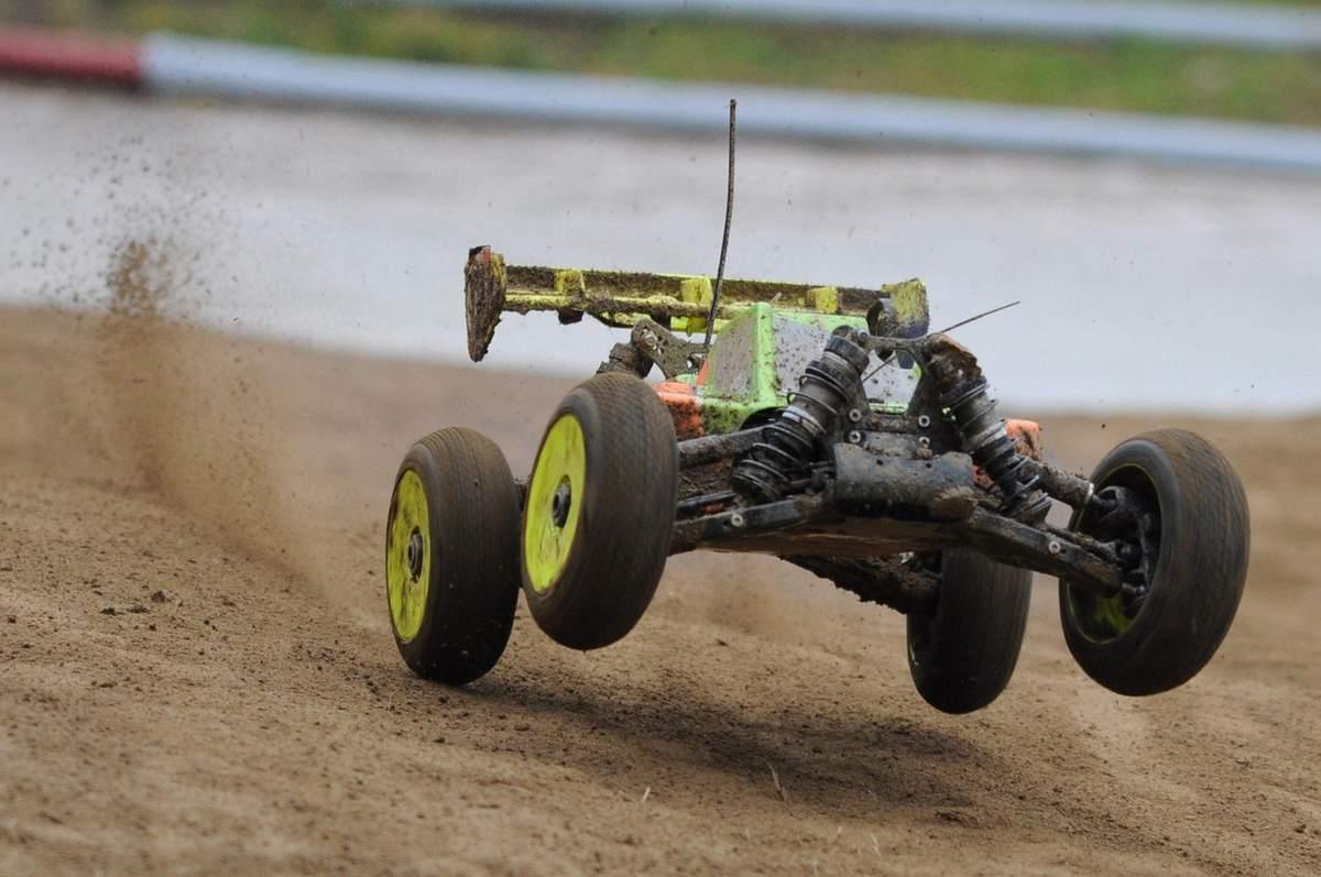 Voiture télécommande sur piste de terre en l'air poussière s'élève Voiture télécommande sur piste de terre en l'air poussière s'élève