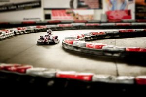 Un kart dérive dans un virage de piste intérieure