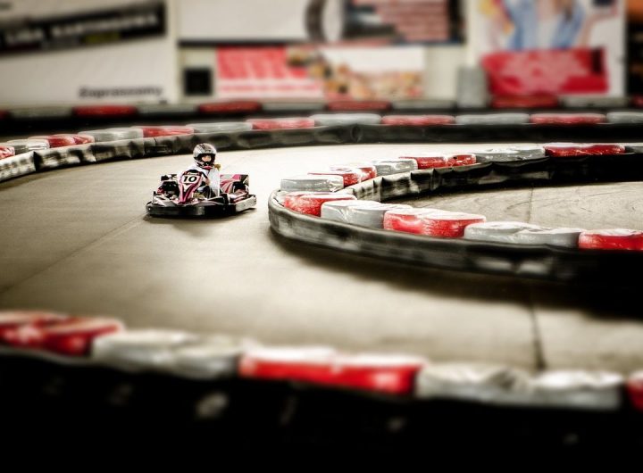Un kart dérive dans un virage de piste intérieure