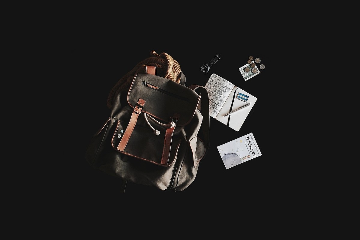 Sac à dos de voyageur posé dans une gare, prêt pour un séjour en solo Sac à dos de voyageur posé dans une gare, prêt pour un séjour en solo