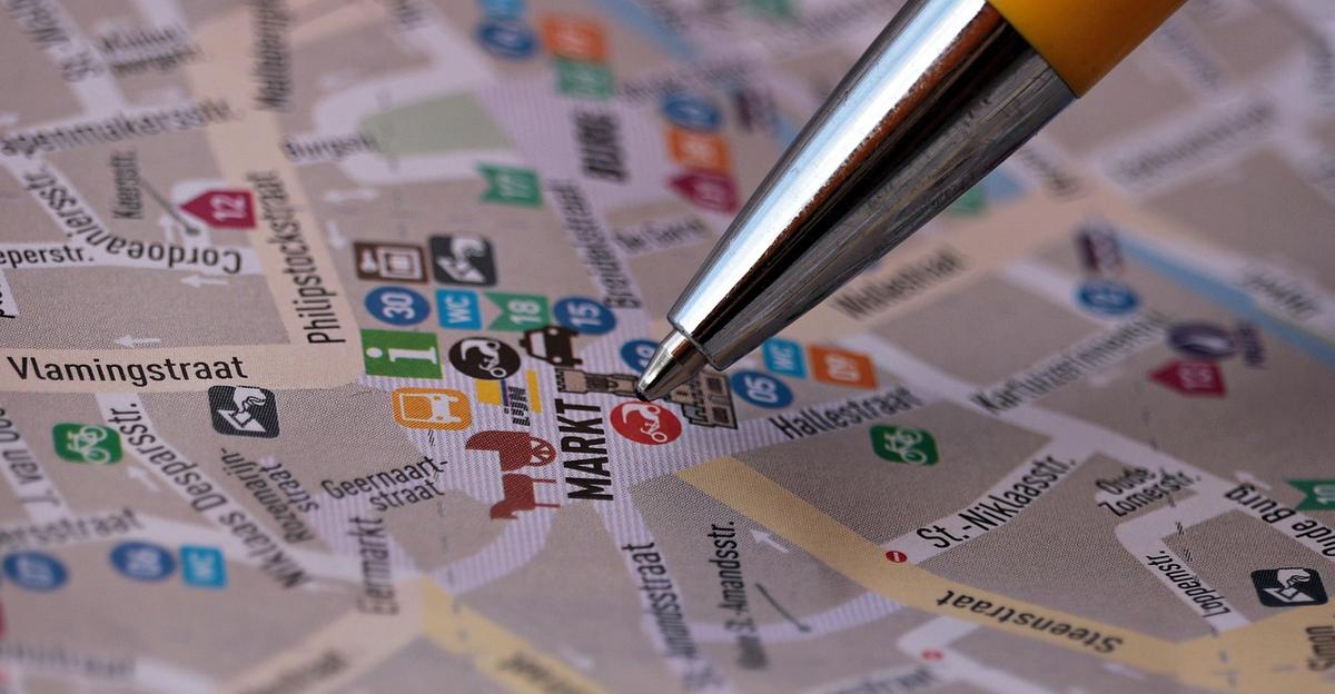 Un stylo pointe sur une carte de rue indiquant le quartier Markt Un stylo pointe sur une carte de rue indiquant le quartier Markt