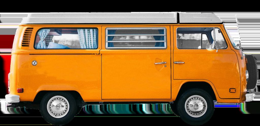 Van orange vintage, fenêtres avec rideaux, roues, portes latérales visibles