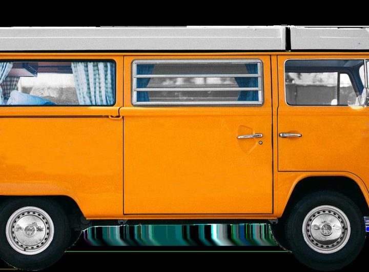 Van orange vintage, fenêtres avec rideaux, roues, portes latérales visibles