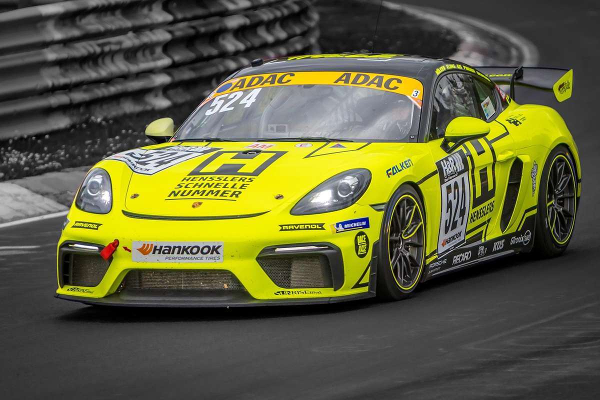 Voiture de course jaune sur piste avec numéro 321