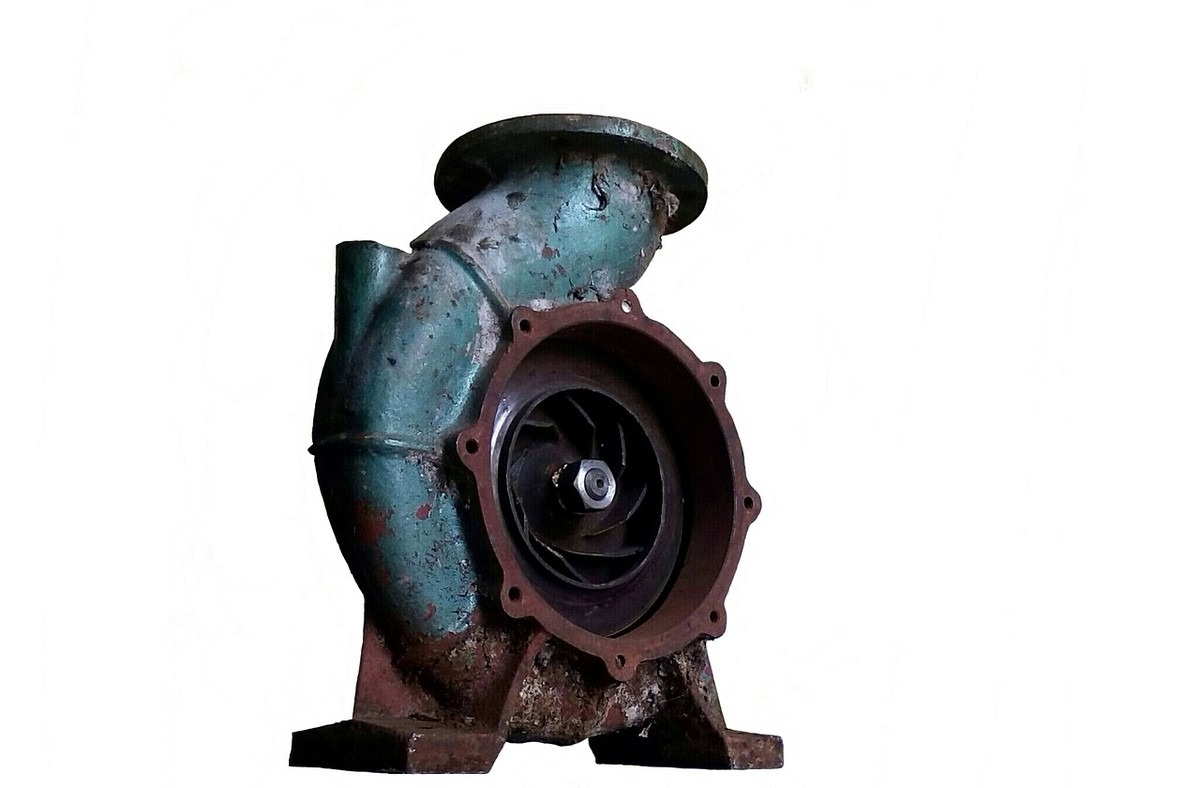 Pompe industrielle rouillée avec turbine apparente, fixée sur socle